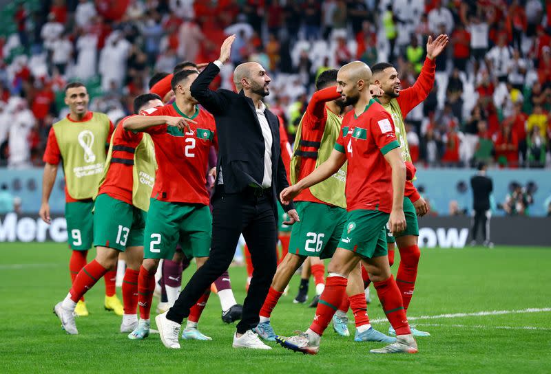 Fútbol - Copa Mundial de la FIFA Qatar 2022 - Octavos de final - Marruecos - España - Estadio Education City, Rayán, Qatar - 6 de diciembre de 2022 - El seleccionador de Marruecos, Walid Regragui, celebra con sus jugadores la victoria en la tanda de penaltis que clasificó a Marruecos para cuartos de final