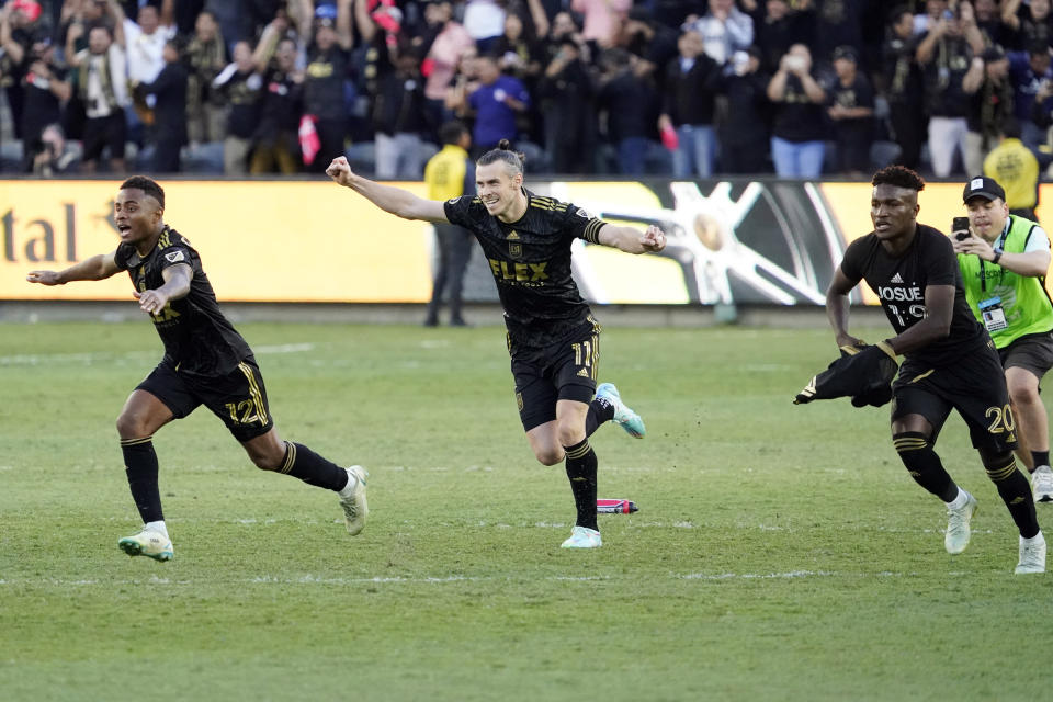 Diego Palacios, Gareth Bale y José Cifuentes de Los Ángeles FC, celebran la coronación ante el Union de Filadelfia, el sábado 5 de noviembre de 2022 (AP Foto/Marcio José Sánchez)