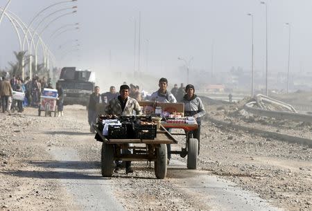 Civilians leave the city to escape from clashes during a battle with Islamic State militants, in al-Zirai district in Mosul, Iraq, January 19, 2017. REUTERS/Muhammad Hamed