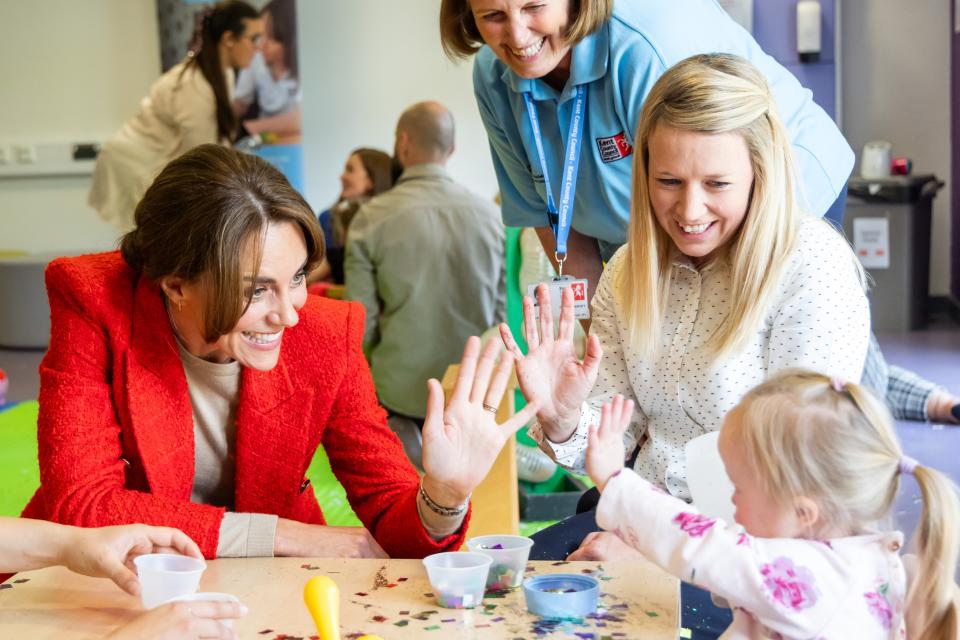 凱特王妃與小朋友一起參加感官發展課程。（翻攝@Earlychildhood推特）