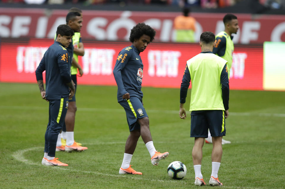 Brazil's Willian, center, attends a practice session of the national soccer team in Porto Alegre, Brazil, Saturday, June 8, 2019. Tite picked Willian on Friday to replace the injured Neymar for the Copa America. (AP Photo/Edison Vara)