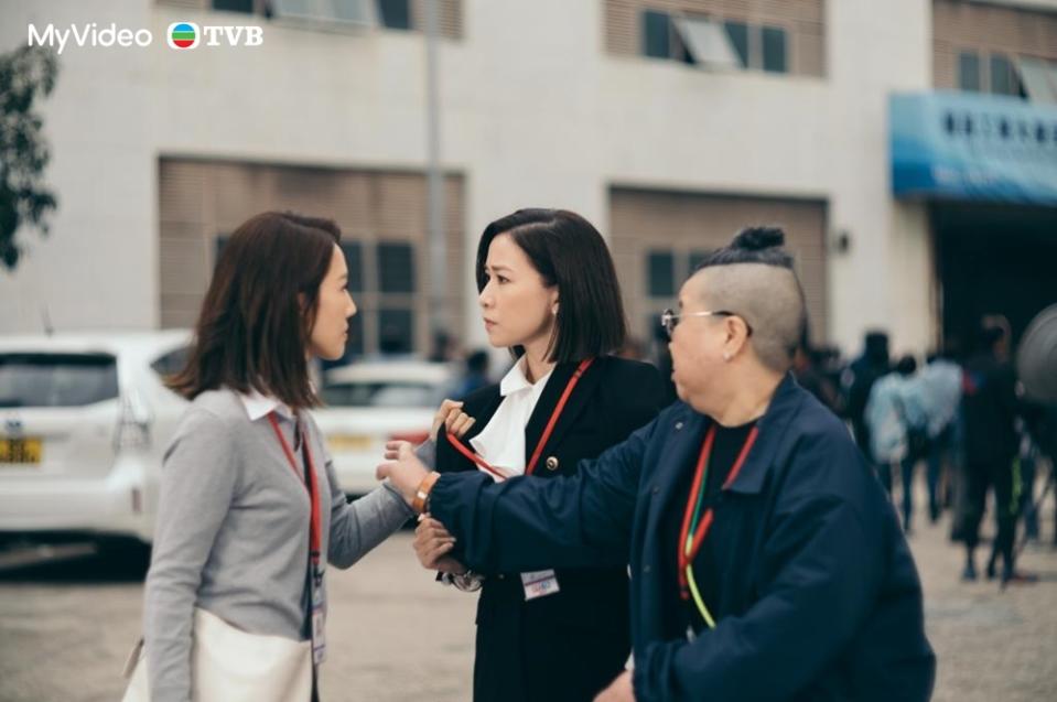 《新聞女王》佘詩曼（中）和李施嬅（左）雙雙入圍TVB「萬千星輝頒獎典禮2023」最佳女主角前十強。（圖／MyVideo／TVB提供）