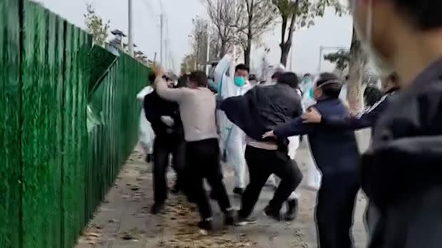 Workers at the Foxconn facility in Zhengzhou, China, a key manufacturing hub for Apple iPhones, clash with authorities. (screenshot)