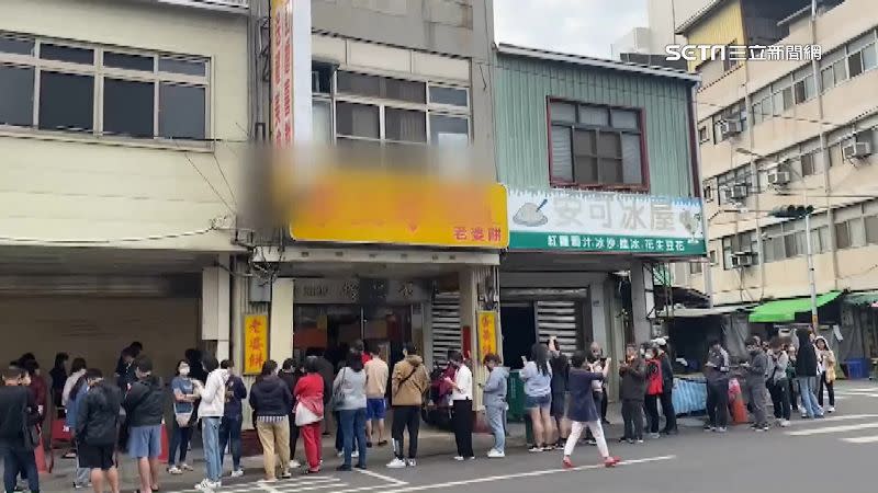 許多民眾趁著知名蛋黃酥店家漲價前，到現場搶購做最後的囤貨。