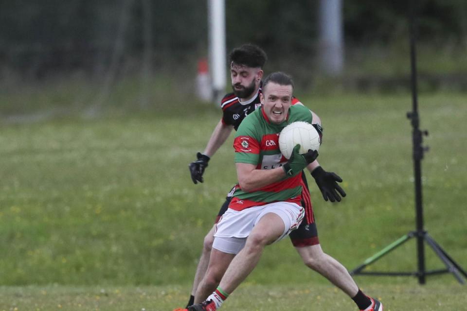 Mark Kelly is challenged by Oisin Murphy <i>(Image: Martin Brady)</i>