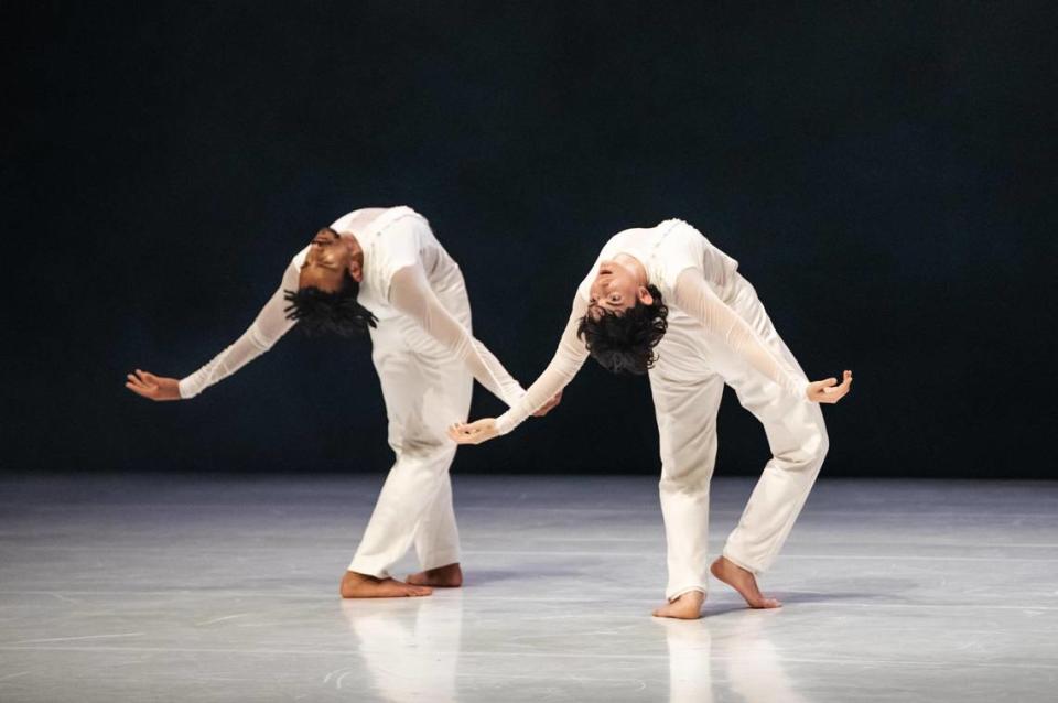 Los bailarines de Compagnia Opus Ballet (Italia) en “The White Room”. 