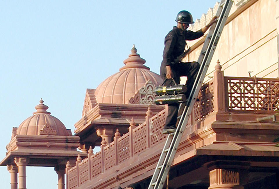 An Indian National Security Guard commando enters the Akshardham Temple following a bloody seige on September 25, 2002. REUTERS/Amit Dave JSG/RCS