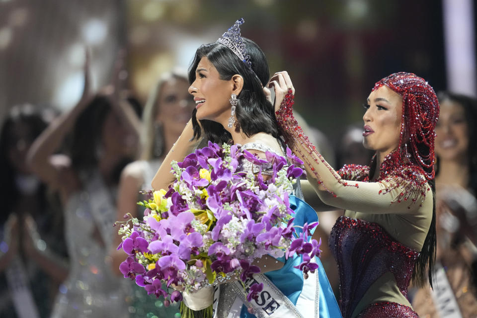 Miss Universo 2022 R'Bonney Gabriel ajusta la corona a Miss Nicaragua Sheynnis Palacios tras ganar la 72a edición de Miss Universo en San Salvador, El Salvador, el sábado 18 de noviembre de 2023. (Foto AP/Moises Castillo)