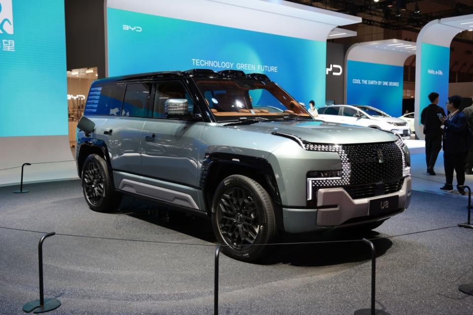 BYD子品牌Yangwang仰望汽車推出的全新豪華越野電動SUV─U8，搭載Blade電池技術，擁有1300匹最大馬力，還可以直接原地迴轉。