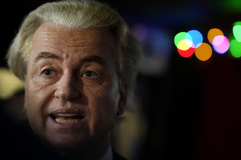 Geert Wilders, líder del Partido por la Libertad, conocido como PVV, responde preguntas a los medios después del anuncio de los primeros resultados preliminares de las elecciones generales en La Haya, Países Bajos, el miércoles 22 de noviembre de 2023.