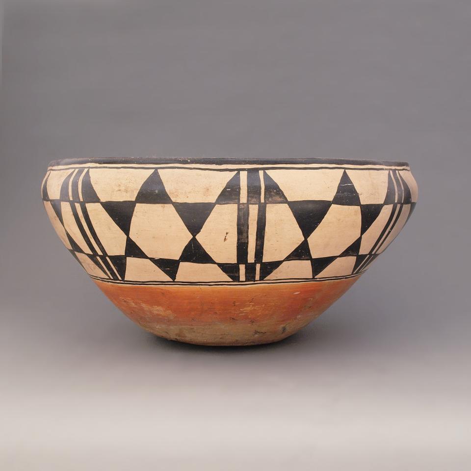A dough bowl attributed to Monica Silva of the Santa Domingo Pueblo, which will go on display at Shelburne Museum in June.