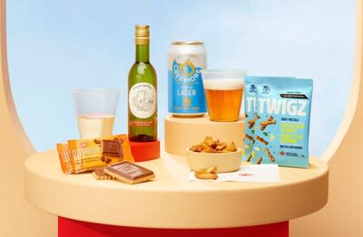 Starting today, Air Canada is delighted to introduce premium complimentary snacks, featuring homegrown Canadian favourites, to all customers on all flights. (CNW Group/Air Canada)