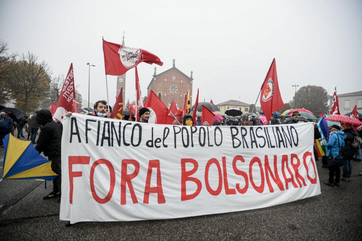 Des manifestants protestent contre la venue du président brésilien Jair Bolsonaro, ce lundi dans le nord-est de l'Italie. - PIERO CRUCIATTI / AFP