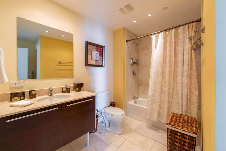 El cuarto de baño individual del apartamento, en la foto de arriba, tiene bañera.