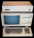 Lanzado en 1983, el Apple Lisa (llamado así en honor a la primera hija de Steve Jobs) contaba con importantes avances para la época como el ratón o la interfaz gráfica de usuario, pero fracasó en el mercado a causa de su elevado precio (10.000 dólares) y porque incluía un sistema de archivos exclusivo. (Foto: <a href="http://es.m.wikipedia.org/wiki/Archivo:Apple_Lisa.jpg" rel="nofollow noopener" target="_blank" data-ylk="slk:Wikipedia;elm:context_link;itc:0;sec:content-canvas" class="link ">Wikipedia</a> / Stahlkocher / <a href="http://creativecommons.org/licenses/by-sa/3.0/deed.es" rel="nofollow noopener" target="_blank" data-ylk="slk:CC BY-SA 3.0;elm:context_link;itc:0;sec:content-canvas" class="link ">CC BY-SA 3.0</a>).