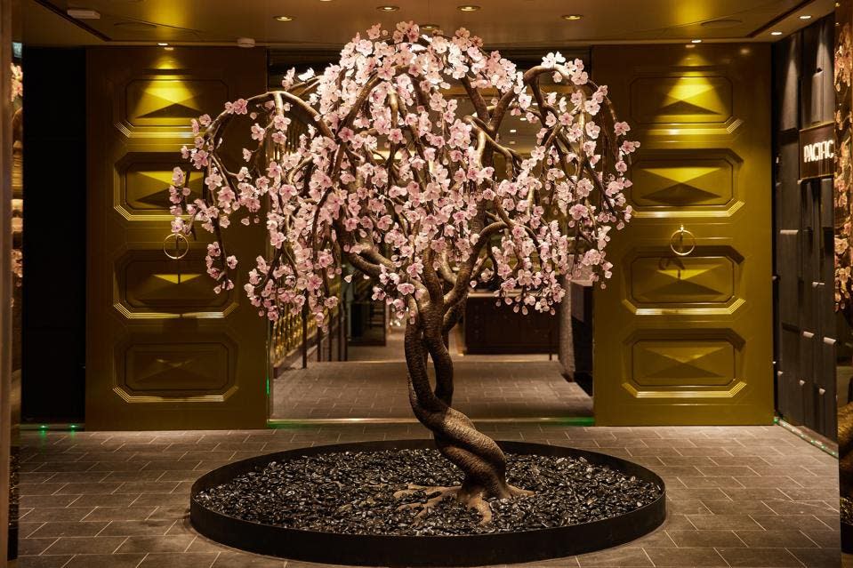 Una obra de arte en forma de árbol a la entrada del restaurante Pacific Rim está decorada con "flores" hechas de Murano. 