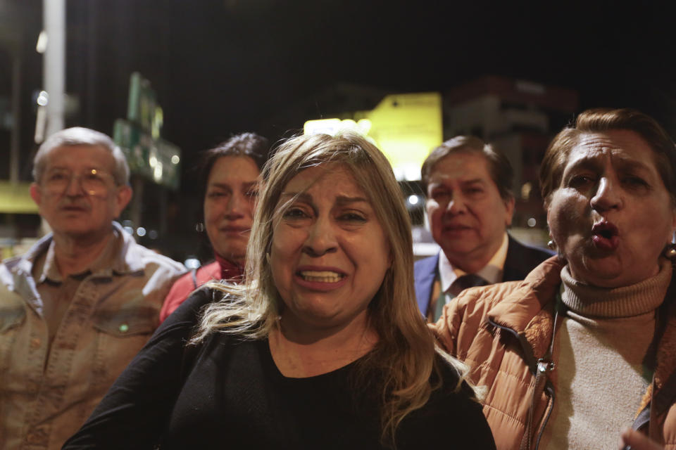 Alexandra Villavicencio, hermana del candidato presidencial Fernando Villavicencio, llega al hospital al que fue trasladado después de ser disparado a muerte en un acto de campaña en Quito, Ecuador, el miércoles 9 de agosto de 2023. (AP Foto/Juan Diego Montenegro)