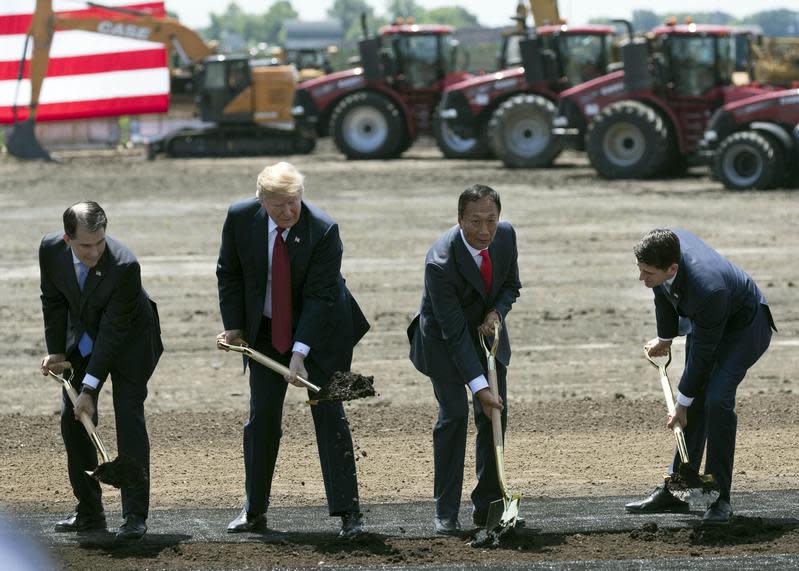 郭台銘與川普2018年時共同出席動土儀式，川普還大讚這座擬建工廠為「世界第八大奇跡」。（東方IC）