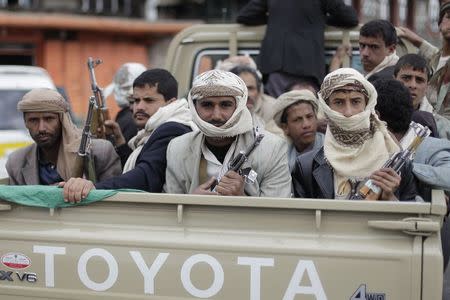 Shi'ite Houthi rebels ride a patrol truck in Sanaa in this October 9, 2014 file photo. REUTERS/Khaled Abdullah/Files