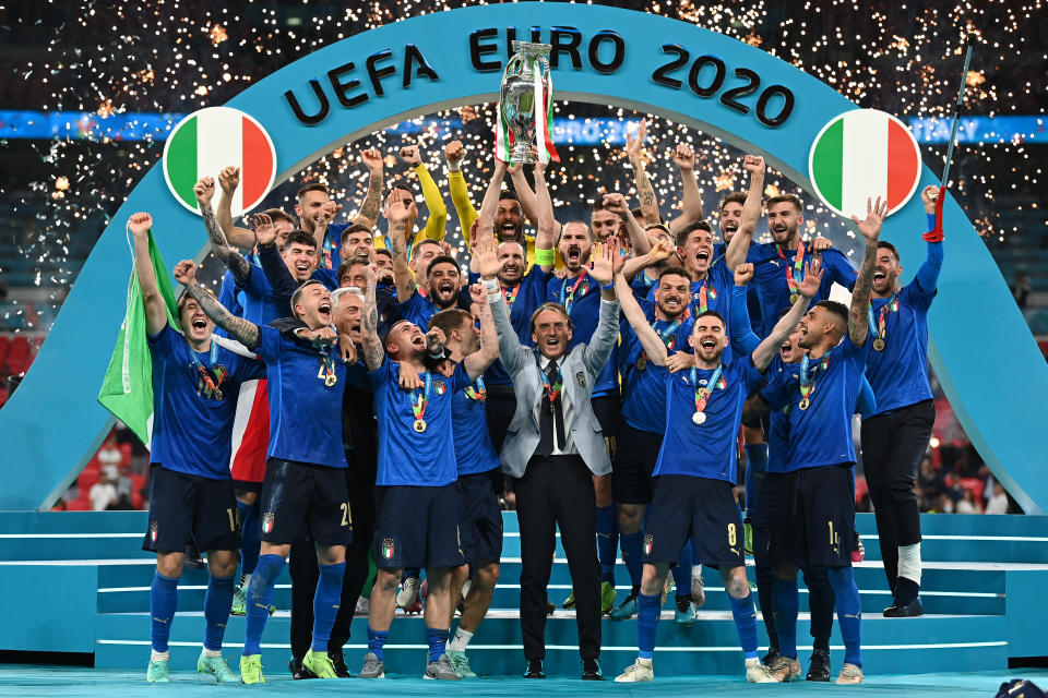 Mancini y los jugadores de la selección italiana levantan el título de la Eurocopa 2020 conquistado ante Inglaterra en Wembley. (Foto: Michael Regan / UEFA / Getty Images).