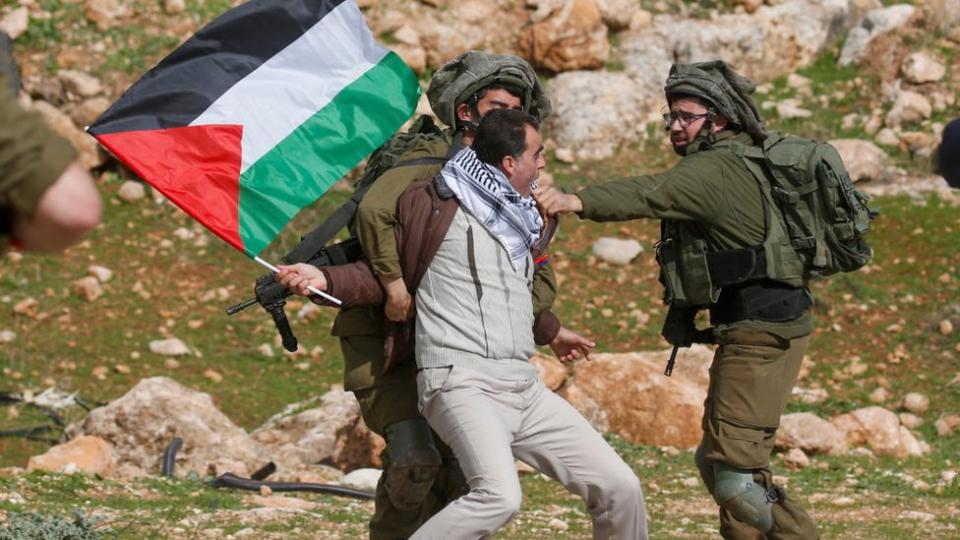 Un manifestante palestino es detenido por soldados israelíes durante una protesta cerca de la aldea cisjordana de Tubas, en enero de 2020.