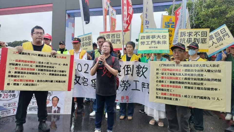 台灣工作傷害受害人協會的理事長利梅菊和數個勞工團體組成的「工鬥」今（4）日集結在凱達格蘭大道，提出7大訴求，呼籲總統參選人提出完整的勞工政策。   圖：取自「2020工人鬥總統」臉書