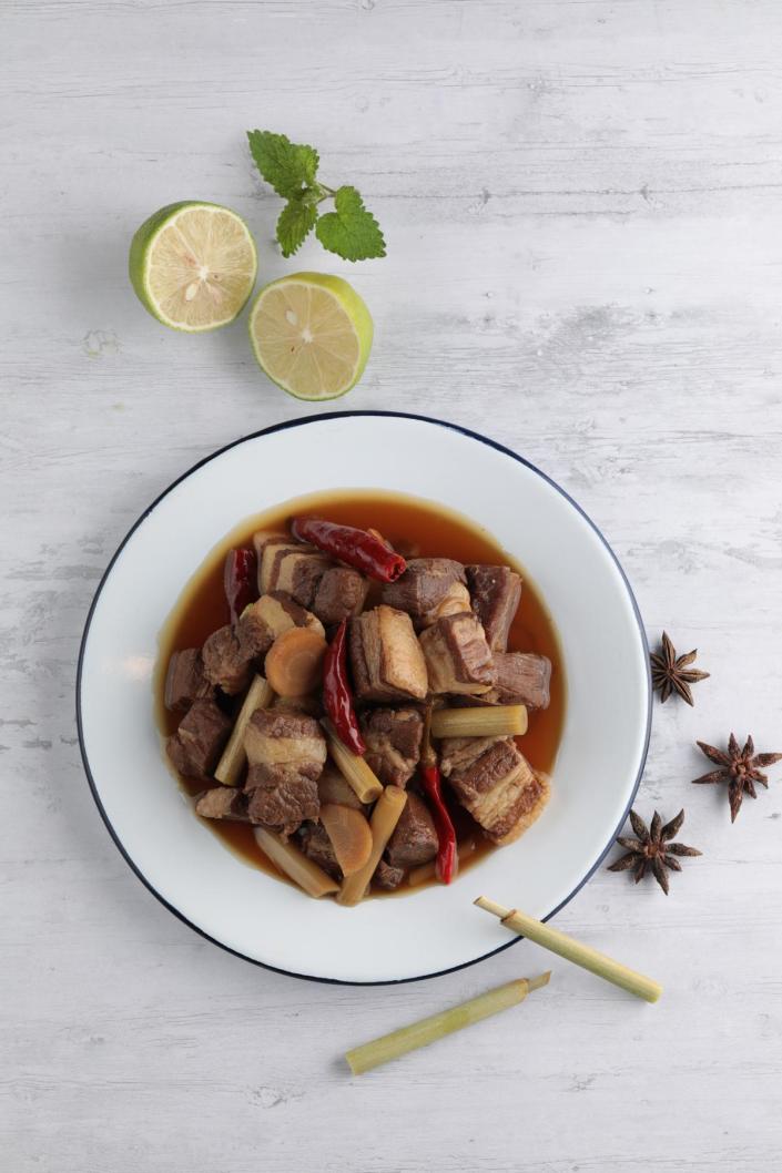 林泉近年與泰籍主廚合作密切，也推出有泰籍華人滋味的「東北酸辣滷肉」。（290元／包，每包400公克）（永豐餘生技Green & Safe提供）