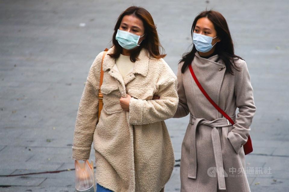 氣象專家吳德榮指出，這波強烈冷氣團南下，今晚、明晨平地最低氣溫將降至8至9度。(中央社資料照)