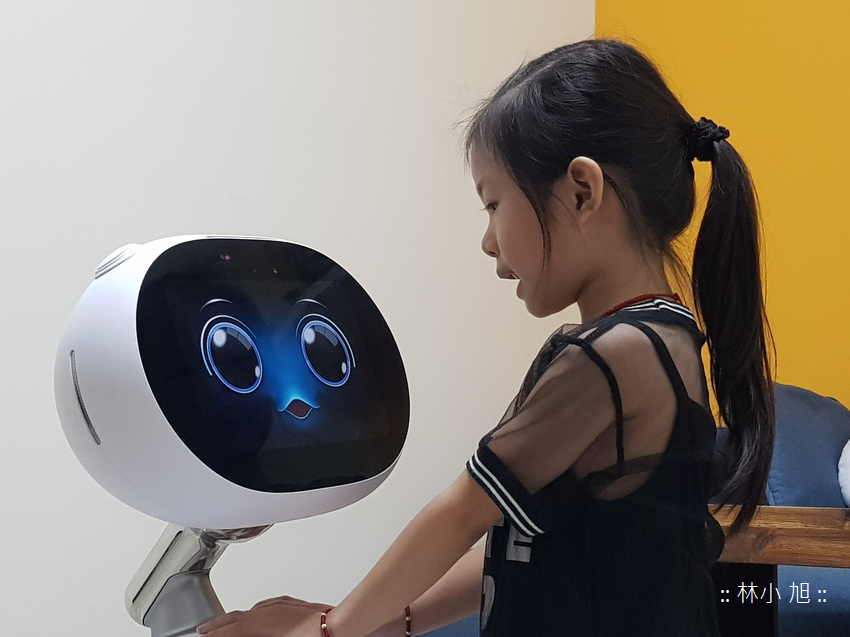 讓小孩為之瘋狂的華碩 ASUS Zenbo 智慧居家好夥伴開箱！動動口就能控制這台可愛機器人