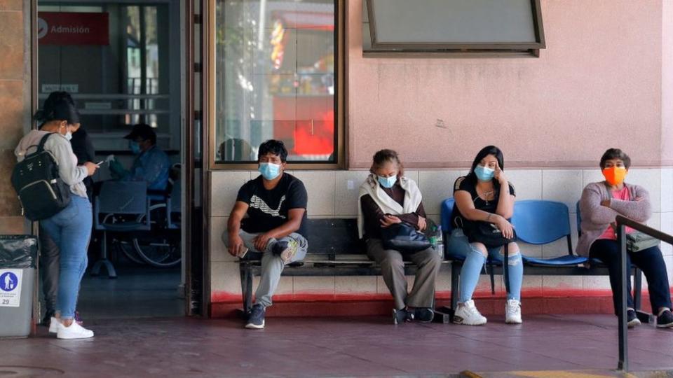 Familiares esperan a pacientes