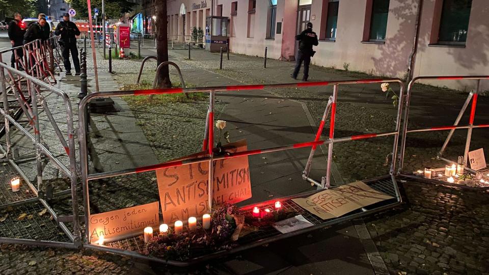 Solidaritätsbekundigungen an der Berliner Synagoge. (Bild: Sascha Meyer / dpa)