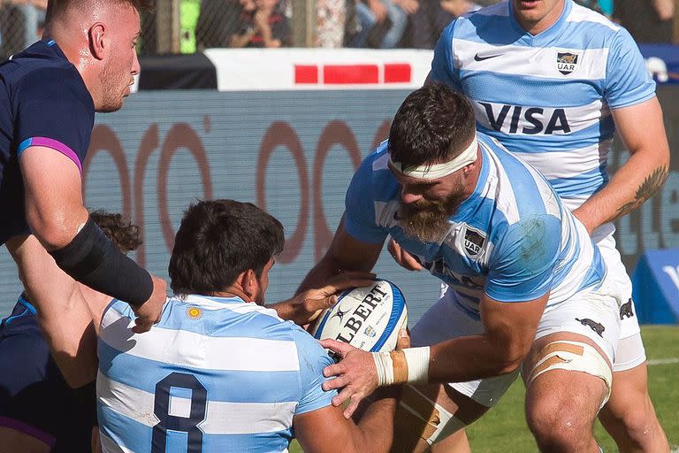 Rodrigo Bruni y Marcos Kremer, de la tercera línea de los Pumas, batallan contra la muy buena defensa que plantaron los escoceses en Salta.