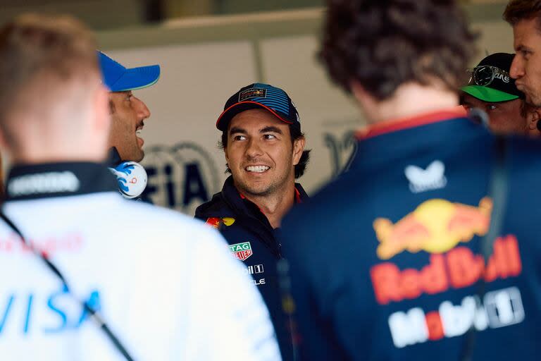 La sonrisa de Sergio Checo Pérez, que insólitamente decayó en su rendimiento después de renovar el contrato para 2025; el CEO de Red Bull Racing, Christian Horner, ratificó al piloto mexicano y desarticuló los rumores de un reemplazo en el retorno de la actividad, el último fin de semana de agosto