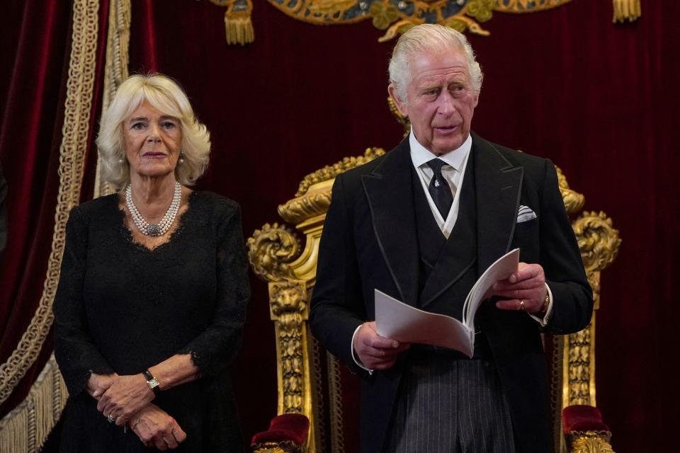 卡蜜拉與查爾斯三世相守30多年，今年登基為國王、王后。（AFP）