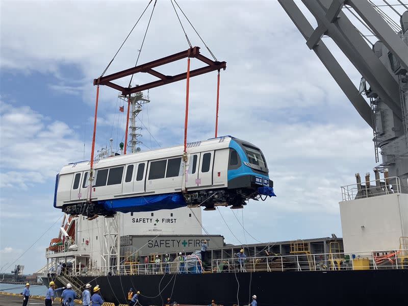 三鶯線首輛列車吊運。（圖／新北捷運局提供）