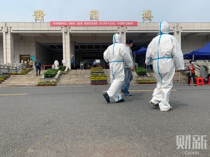 中國湖北武漢近日開放領取死者的骨灰。（圖／翻攝自《財新網》）