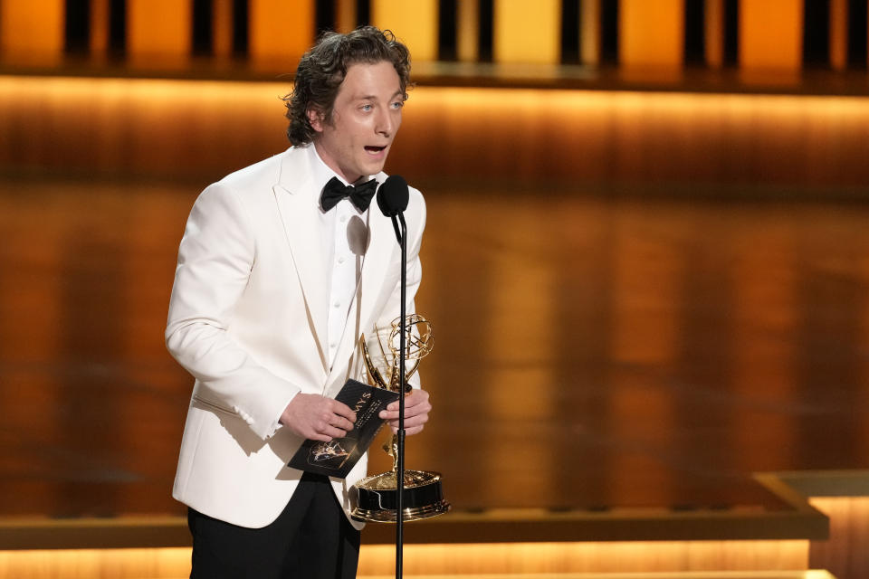 Jeremy Allen White recibe el premio a mejor actor de una serie de comedia por "The Bear" en la 75ª edición de los Premios Emmy el lunes 15 de enero de 2024 en el Peacock Theatre de Los Ángeles. (Foto AP/Chris Pizzello)