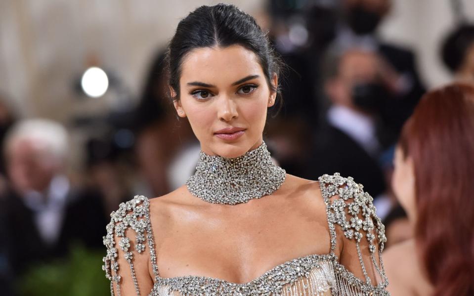 <p>Das "FHM"-Magazin zählte sie zu den attraktivsten Frauen, 2017 war Kendall Jenner das bestbezahlte Model der Welt: Kein Wunder, dass bei Instagram 201 Millionen Follower regelmäßig Bilder der Schönheit aus dem Kardashian/Jenner-Clan sehen wollen. (Bild: Sean Zanni/Patrick McMullan via Getty Images)</p> 