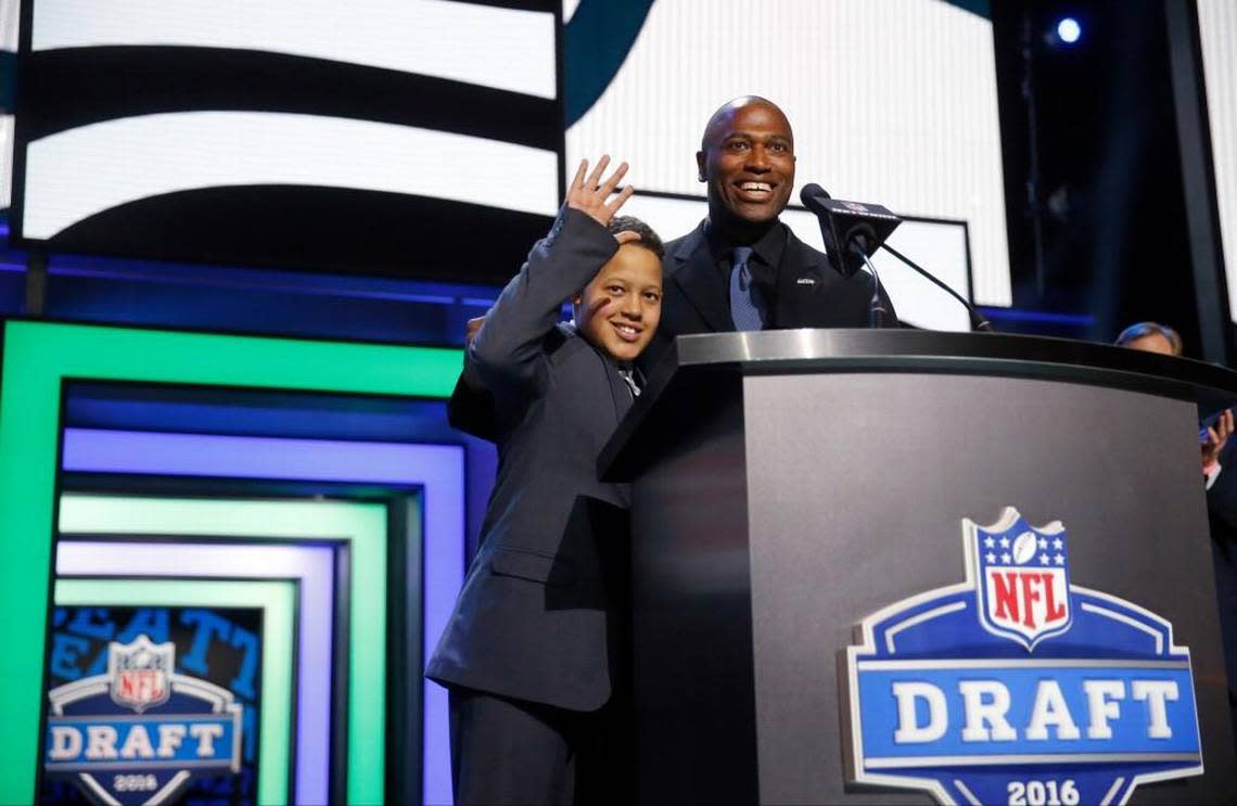 Former Seahawks All-Pro running back Shaun Alexander (right) announced Jarran Reed as one of Seattle’s selections in the 2016 NFL draft in Chicago along with St. Jude Children’s Research Hospital patient Andrew Woodruff (left). At the 2019 NFL draft in Nashville, Tenn., Alexander announced the Seahawks’ third-round pick, linebacker Cody Barton, with Owen, a 13-year-old St. Jude’s patient who has fought leukemia for nine years.