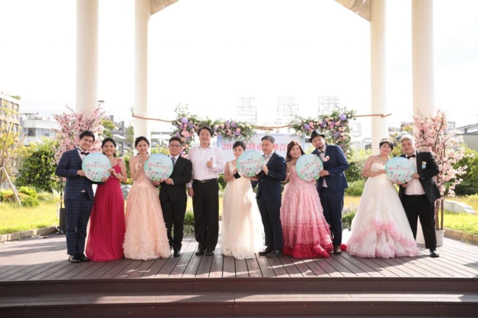 三十六對新人在港邊的「蝶客花園」舉行聯合婚禮，新人在市長林右昌的祝福聲中完成終生大事。（記者張上耕翻攝）
