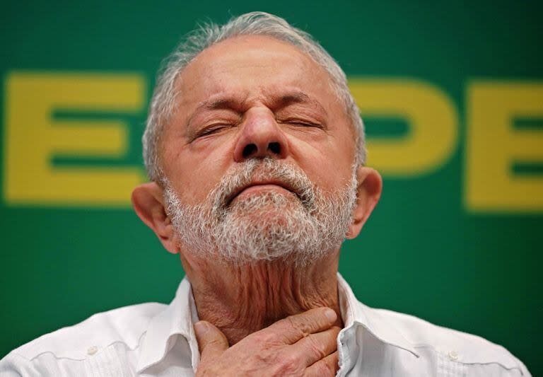 El presidente Luiz Inacio Lula da Silva  ingresó este viernes al hospital en Brasilia para someterse a una cirugía de cadera. (Carl DE SOUZA / AFP)