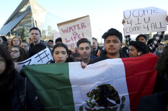 Estudiantes mexicanos en Minneapolis portan una bandera mexicana en una protesta en contra del presidente electo Donald Trump. Foto: AFP