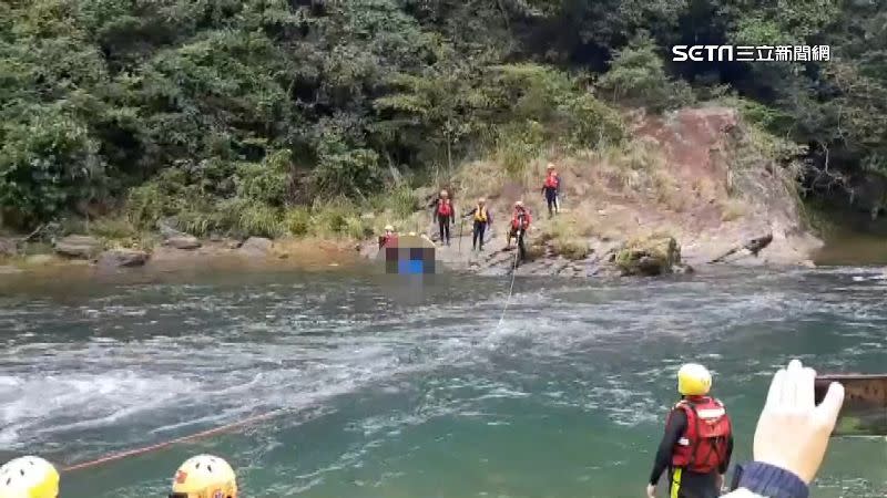 搜救人員合力拉繩索，將女童遺體送到對岸。