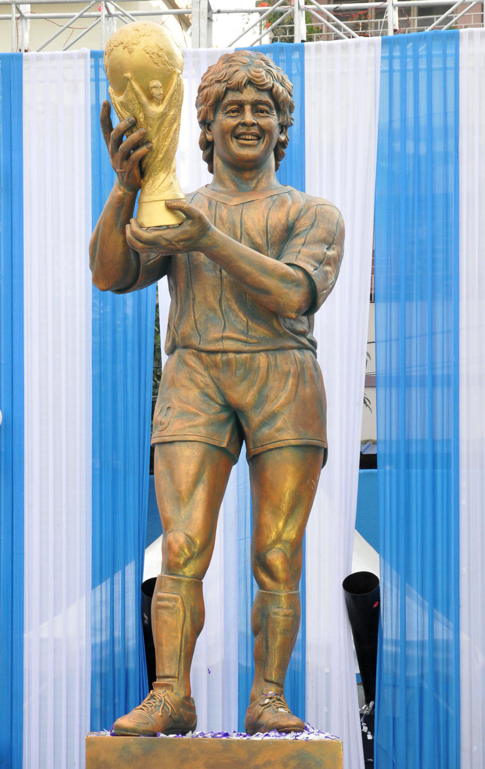 <p>L’icône du football argentin a inauguré en début de semaine une statue à son effigie à Calcutta en Inde. Une reproduction rapidement moquée sur les réseaux sociaux pour son manque de ressemblance avec El Pibe de Oro. </p>