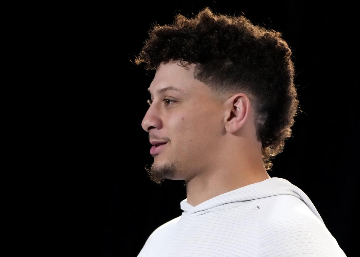 Patrick Mahomes' Deserted Teammate Embraces Change With a Stylish Haircut,  Marking the Beginning of an Exciting New Path - EssentiallySports