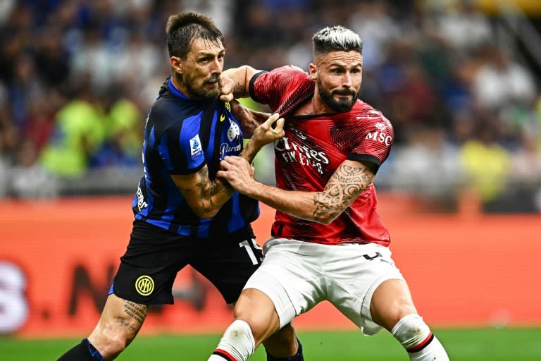 L'Inter joue le titre lundi contre l'AC, le derby milanais toujours marqué par une forte rivalité, comme ici le 16 septembre 2023, où Olivier Giroud (en rouge) pour l'AC est à la lutte avec l'intériste Francesco Acerbi au stade de San Siro de Milan. (GABRIEL BOUYS)