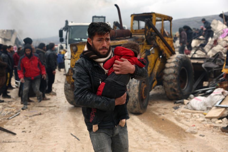 敘利亞伊德利布省民眾2月6日抱著罹難的孩子屍體。美聯社