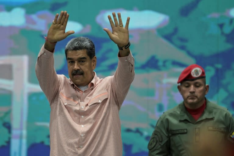 El presidente de Venezuela, Nicolás Maduro, se reúne con observadores internacionales invitados por el Consejo Nacional Electoral (CNE) en Caracas el 27 de julio de 2024 (Yuri CORTEZ)