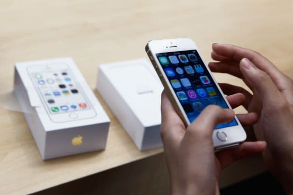 Apple Launches iPhone 5s And 5c In China