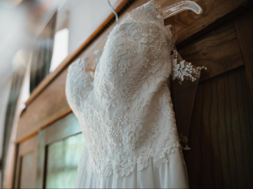 Woman sparks debate after wearing white to her sister’s wedding